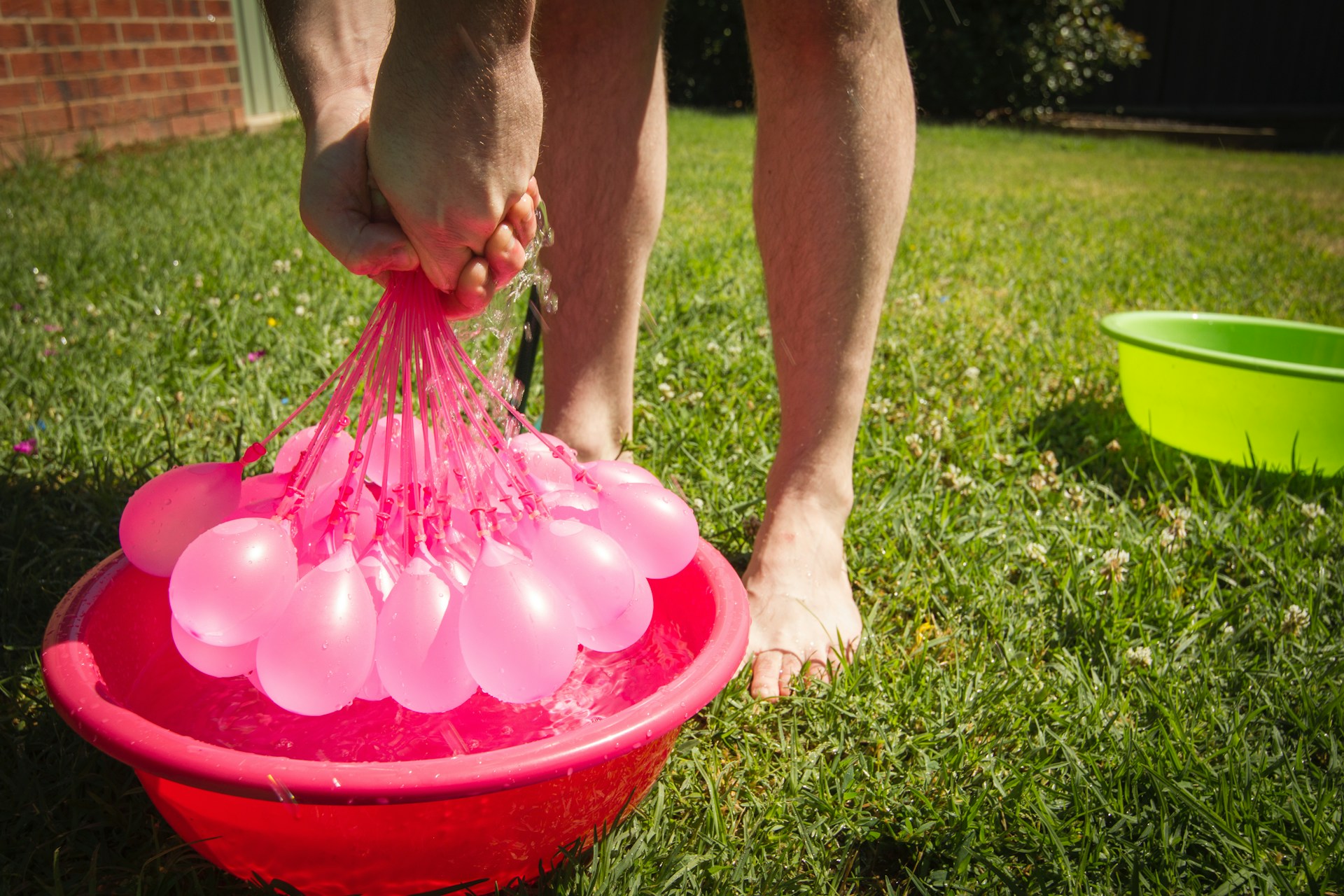 Water ballons fights is a great outdoor party game